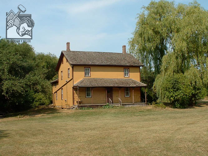 Fixed siding on log house